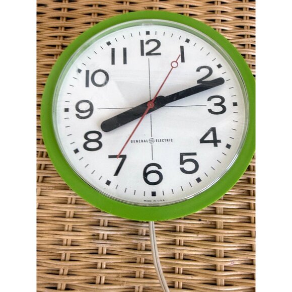 Vintage 70's General Electric Retro Lime Green Wall Clock Model 2174 Works - Picture 4 of 12